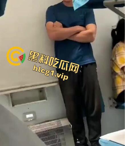 火车硬卧激情调教！女友当众玩弄自慰棒，场面劲爆让人屏息！-1