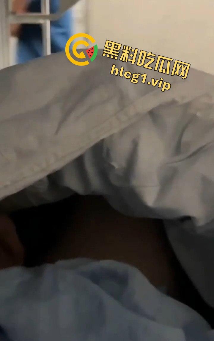 火车硬卧激情调教！女友当众玩弄自慰棒，场面劲爆让人屏息！-5