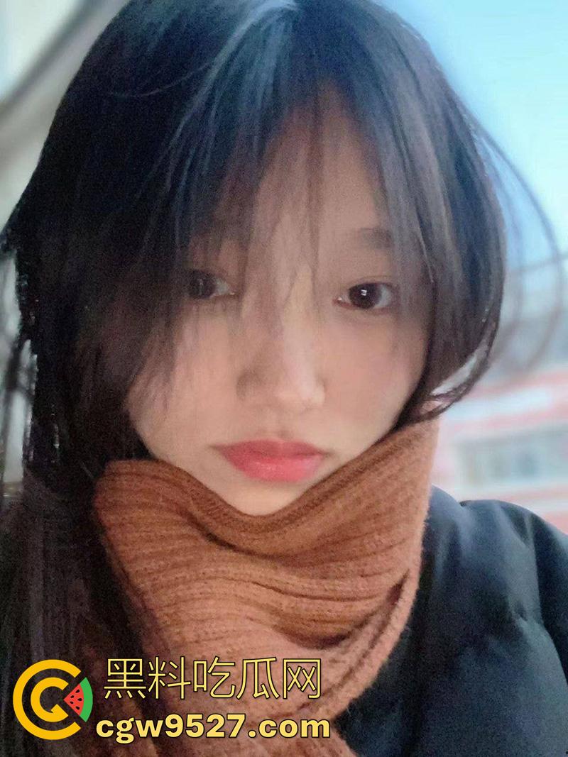 洛阳师范校园公交车【董雪莹】,大二在读反差母狗,三点粉嫩奶大饱满,被调教成母狗吞精口交淫荡至极!-1