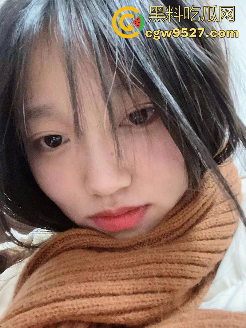 洛阳师范校园公交车【董雪莹】,大二在读反差母狗,三点粉嫩奶大饱满,被调教成母狗吞精口交淫荡至极!-3