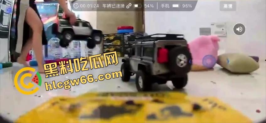 抖音玩具车新赛道火出圈,直播间全是小车撞逼挑战赛,主播裙子掀起坐等遥控,水友开得贼准一撞一浪叫!-12
