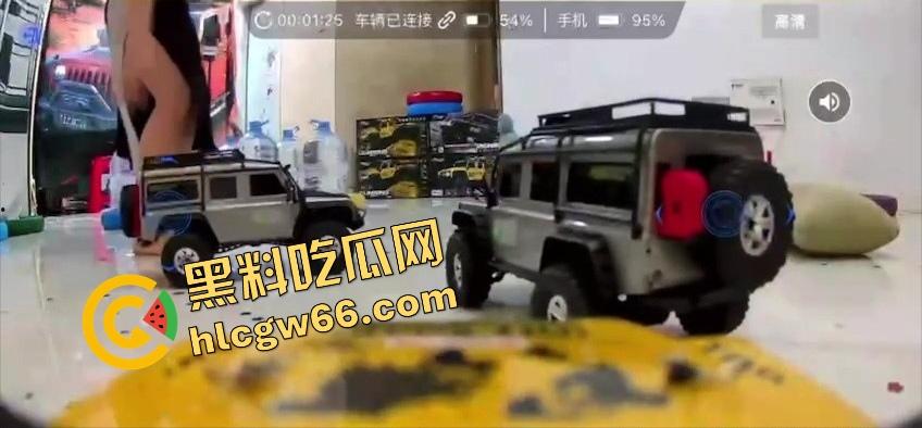 抖音玩具车新赛道火出圈,直播间全是小车撞逼挑战赛,主播裙子掀起坐等遥控,水友开得贼准一撞一浪叫!-13