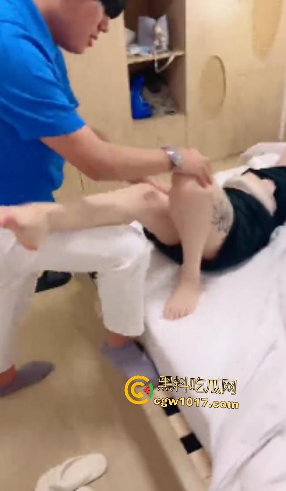 长沙三中学妹被两学姐带下海开房，学姐跪舔老男鸡巴还被舔逼，吓得学妹躲窗帘后，估计下面开始流水了吧！-1