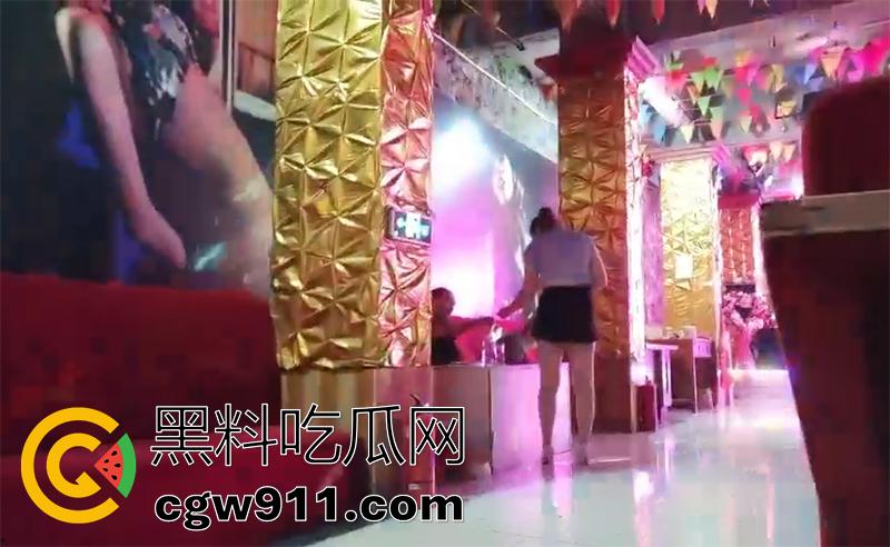 卖逼女的生活日常实拍，城中村的各式骚鸡，还有等客人时带孩子的，被客人按腿打桩，逼估计都长茧子了吧！-6