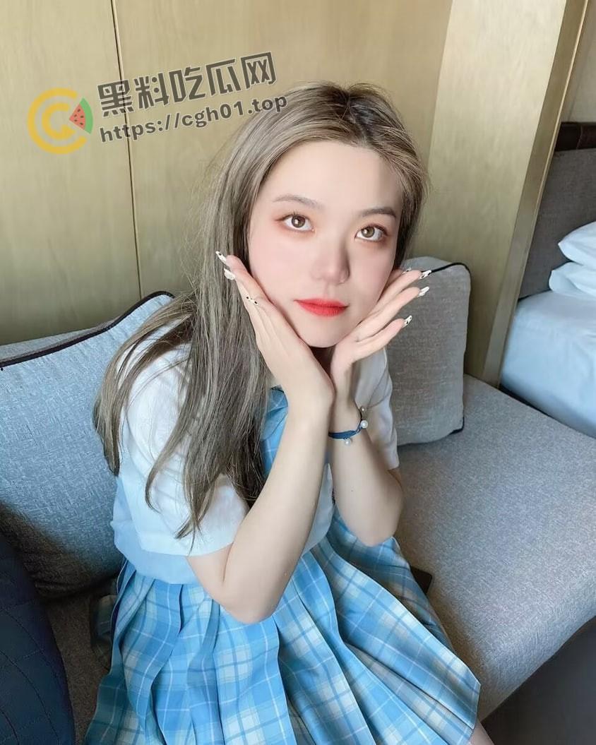 珠海jk反差婊 床上叫声淫荡堪比女优 后入拍屁股又疼又爽 浪叫到隔壁都能听见-3