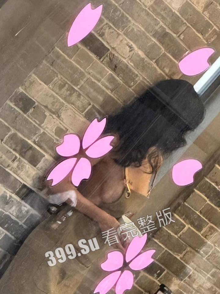 网友爆料方块咖啡门店进行色情营销 服务员穿着暴露装 方块咖啡官网回应 是露出模特不听劝,进店拍摄擦边露奶照,已报警-3