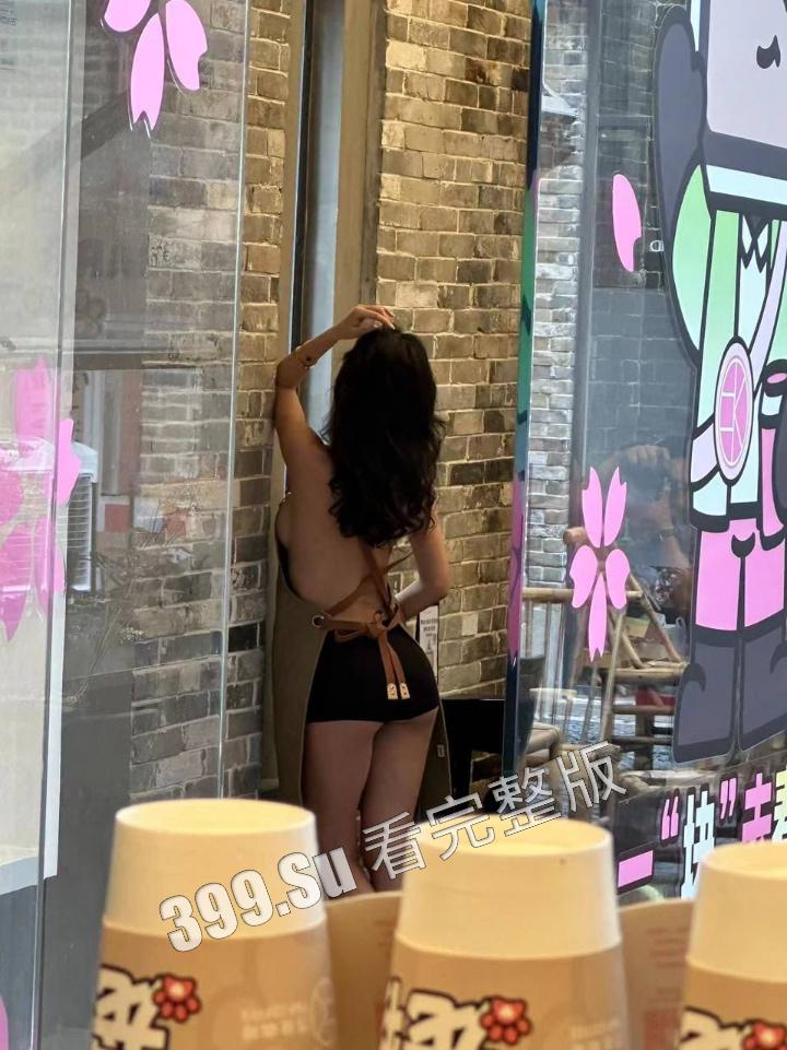 网友爆料方块咖啡门店进行色情营销 服务员穿着暴露装 方块咖啡官网回应 是露出模特不听劝,进店拍摄擦边露奶照,已报警-5