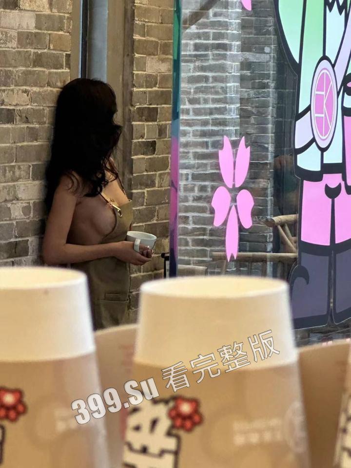 网友爆料方块咖啡门店进行色情营销 服务员穿着暴露装 方块咖啡官网回应 是露出模特不听劝,进店拍摄擦边露奶照,已报警-6