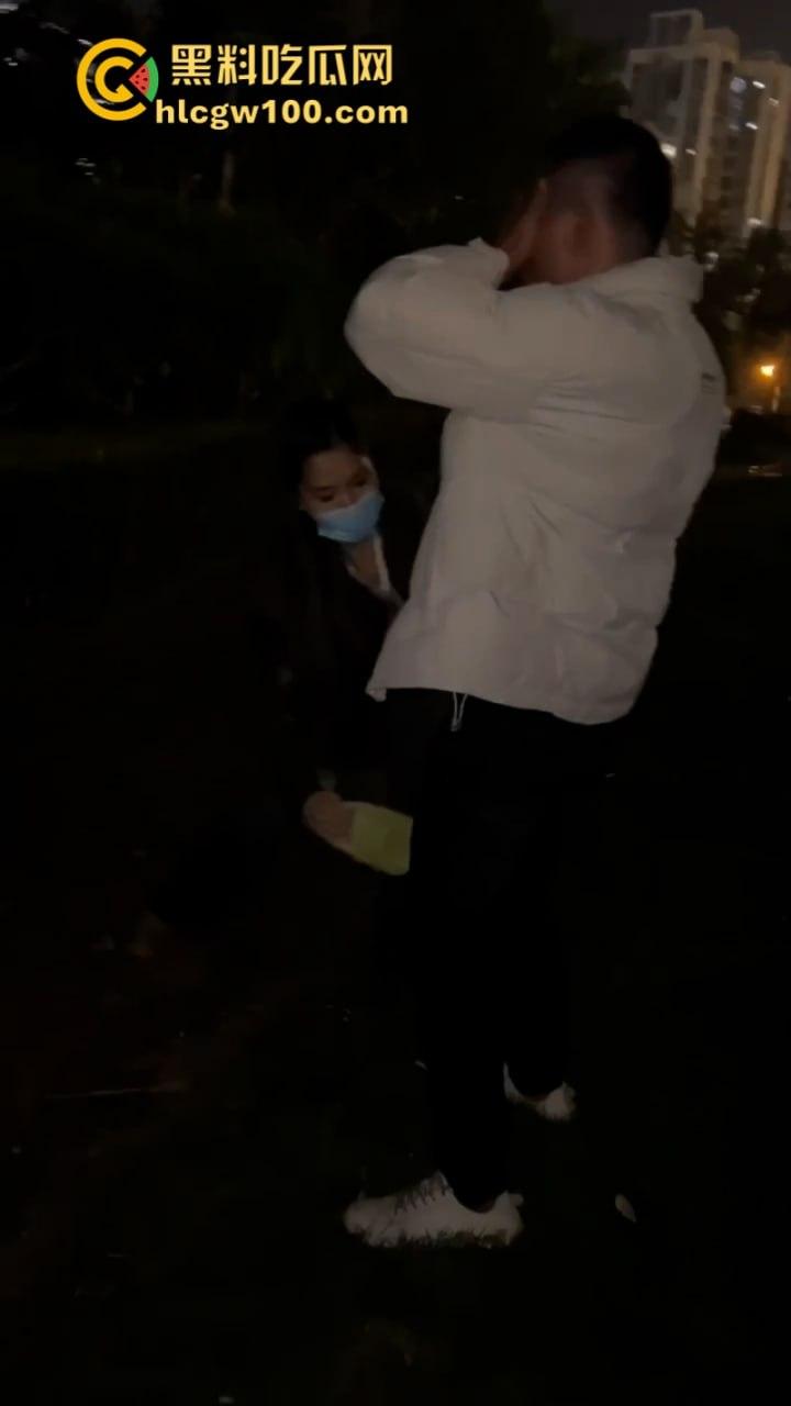 东北精神小妹组团在大街上秀智商搞低俗直播 拖鞋扇逼打屌 火烧骚鸡自虐上瘾-6