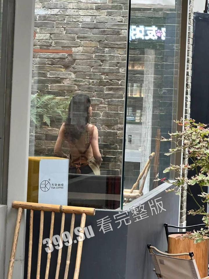 网友爆料方块咖啡门店进行色情营销 服务员穿着暴露装 方块咖啡官网回应 是露出模特不听劝,进店拍摄擦边露奶照,已报警-7