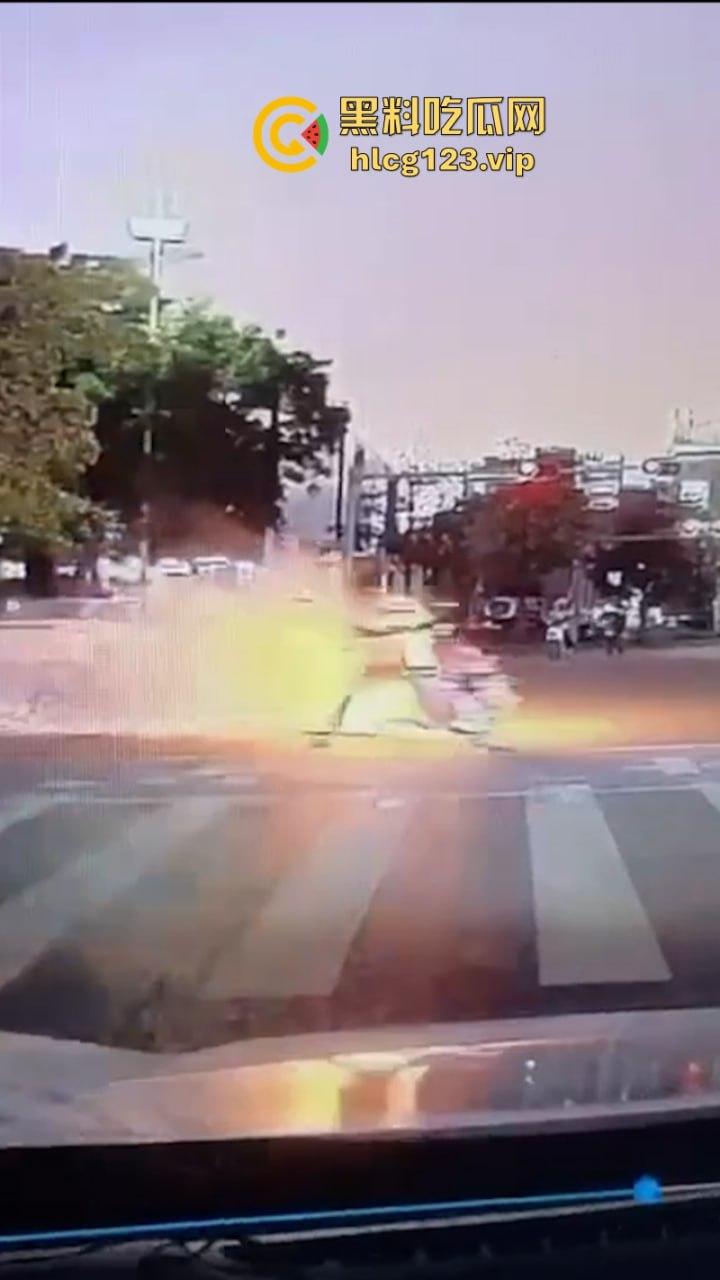 还好“滚”的快深圳龙华区一男子骑电动车突然自燃起火车主翻滚逃生-6