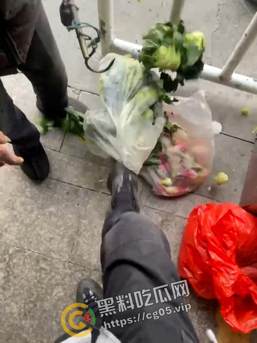 曝光畜生!名为【孙奥】的城管义工在浙江湖州南浔区旧馆塘南农贸市场踩踏卖菜老人蔬菜 嚣张至极 声称曾抽打老人耳光并让其下跪 现个人信息全部曝光-11