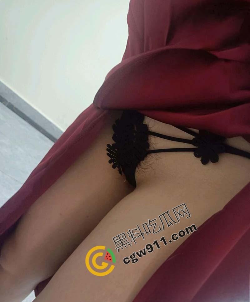 海角大神母子乱伦！骚妈过生日收到礼物后主动献身，趴桌撅臀迎合后入暴操！-5