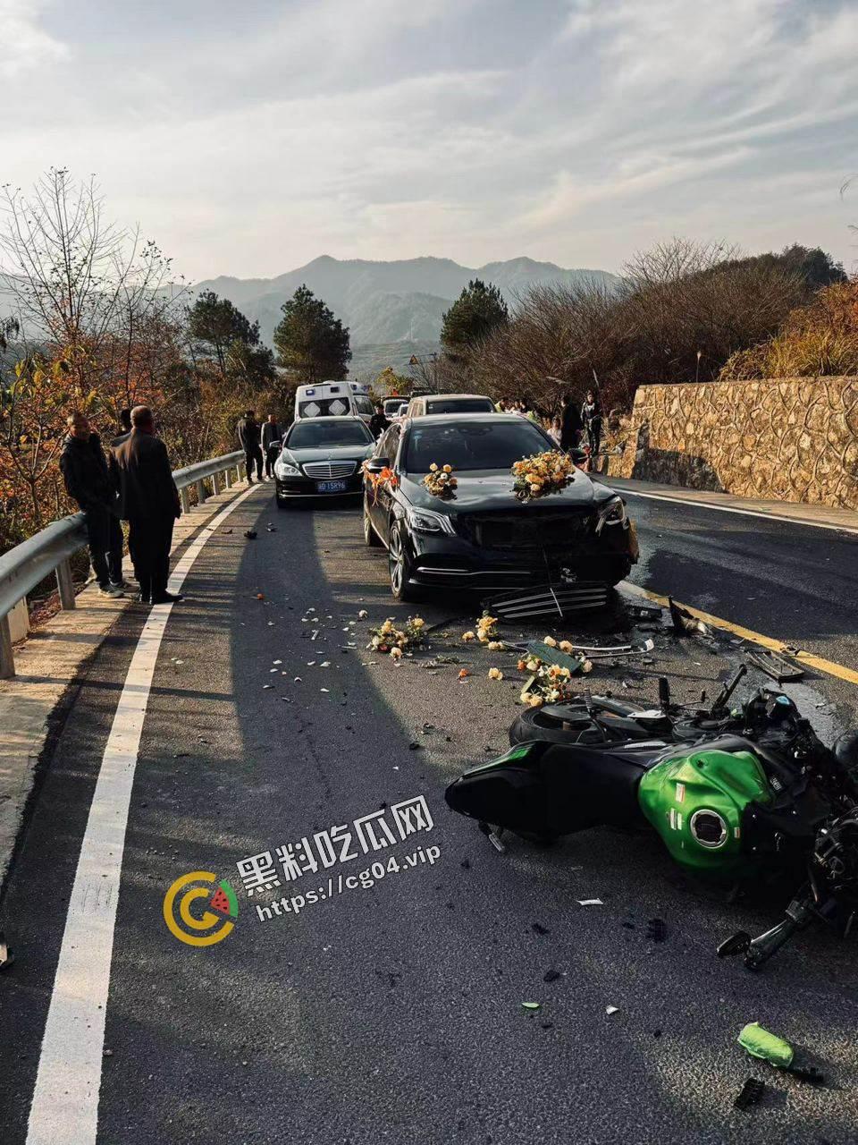 晦气！婚车接新娘与摩托车过弯压线相撞  汽车气囊都炸了 摩托车主命丧当场 毁了别人婚礼-4