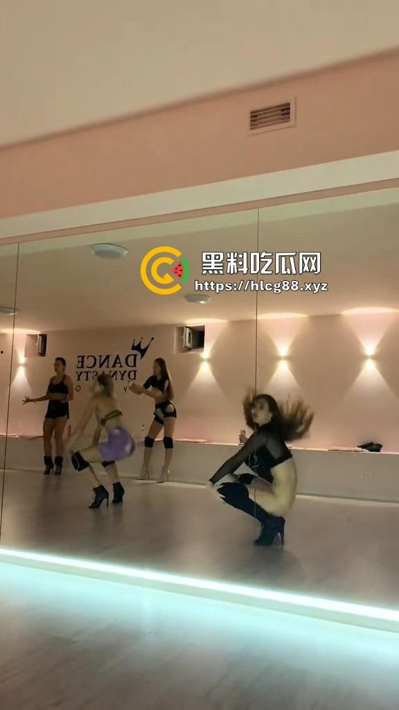 洋马外围下面光着练腰扭屁股，全自动操机啪啪炸，一般鸡巴顶不住进去就是秒，怪不得2次起步！-1