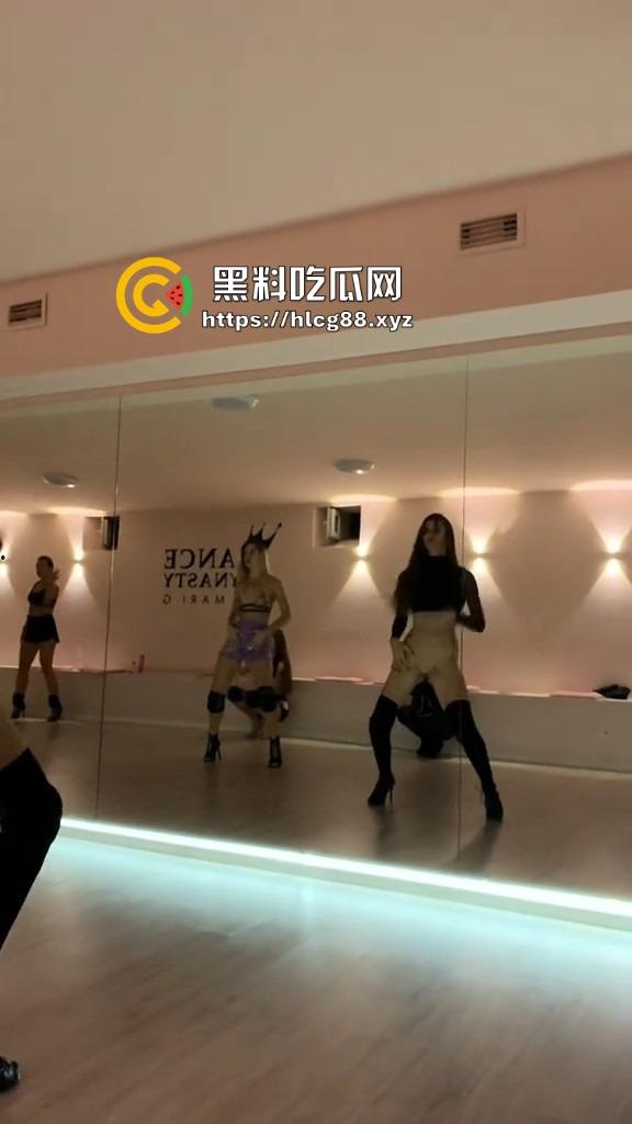 洋马外围下面光着练腰扭屁股，全自动操机啪啪炸，一般鸡巴顶不住进去就是秒，怪不得2次起步！-10