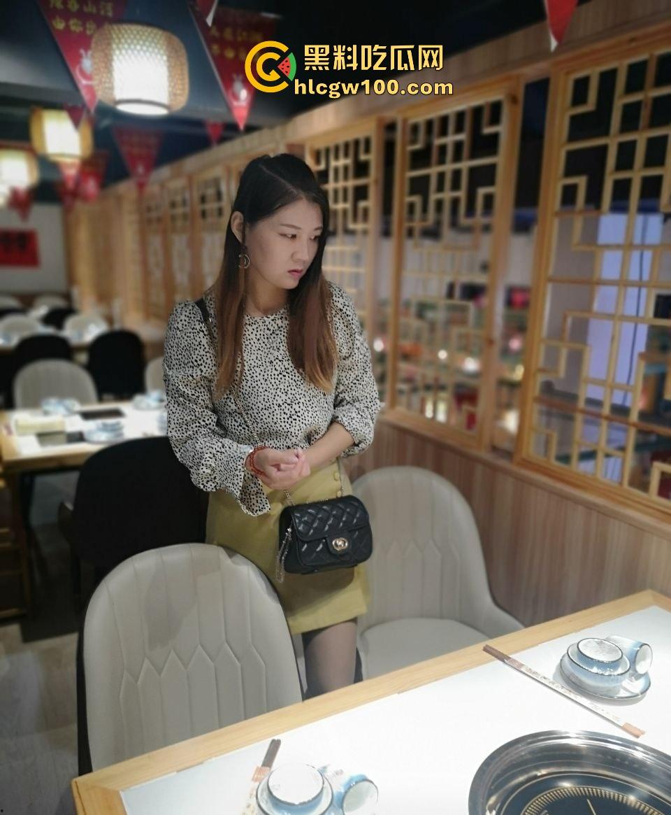 济宁露脸黑丝骚逼人妻，背着老公淫趴开局，KTV换黑丝开干一路到酒店，被四男轮到逼都肿了也不怕老公发现？-1