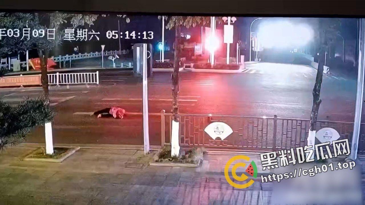 随时下架！广东富二代驾驶阿尔法罗密欧车速过快撞飞两个横穿马路的老太太！-4