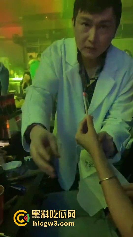 酒吧魔术大神硬核助攻！一张纸变出避孕套，妹子羞得脸红，男子笑得硬了今晚稳了！-2