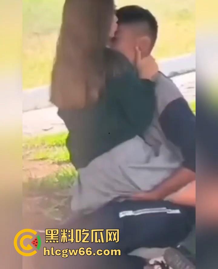 青青绿地 情侣早发情 偷拍学生党校园草坪性爱 春天还真是万物复苏的季节-4