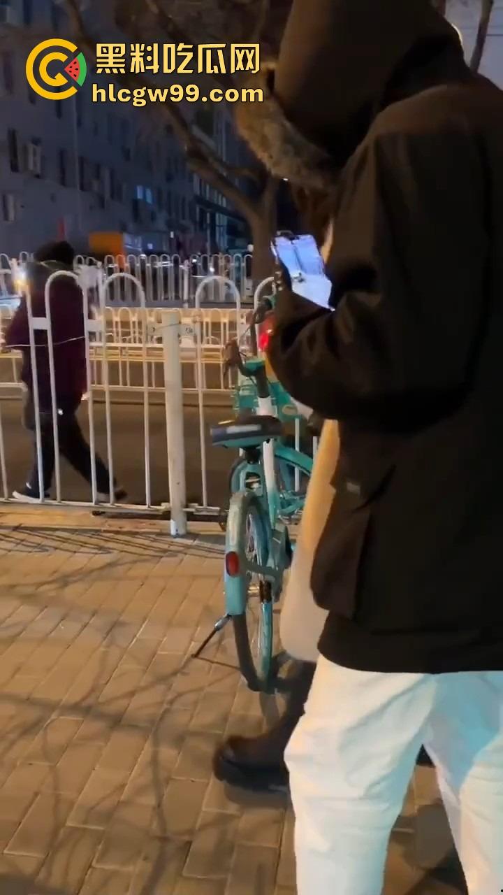 北京三里屯深夜捡尸大队，不扶奶奶过马路，专捡喝趴的光腿妹子，扶得走就扶上三蹦子一抬直接送走！-1