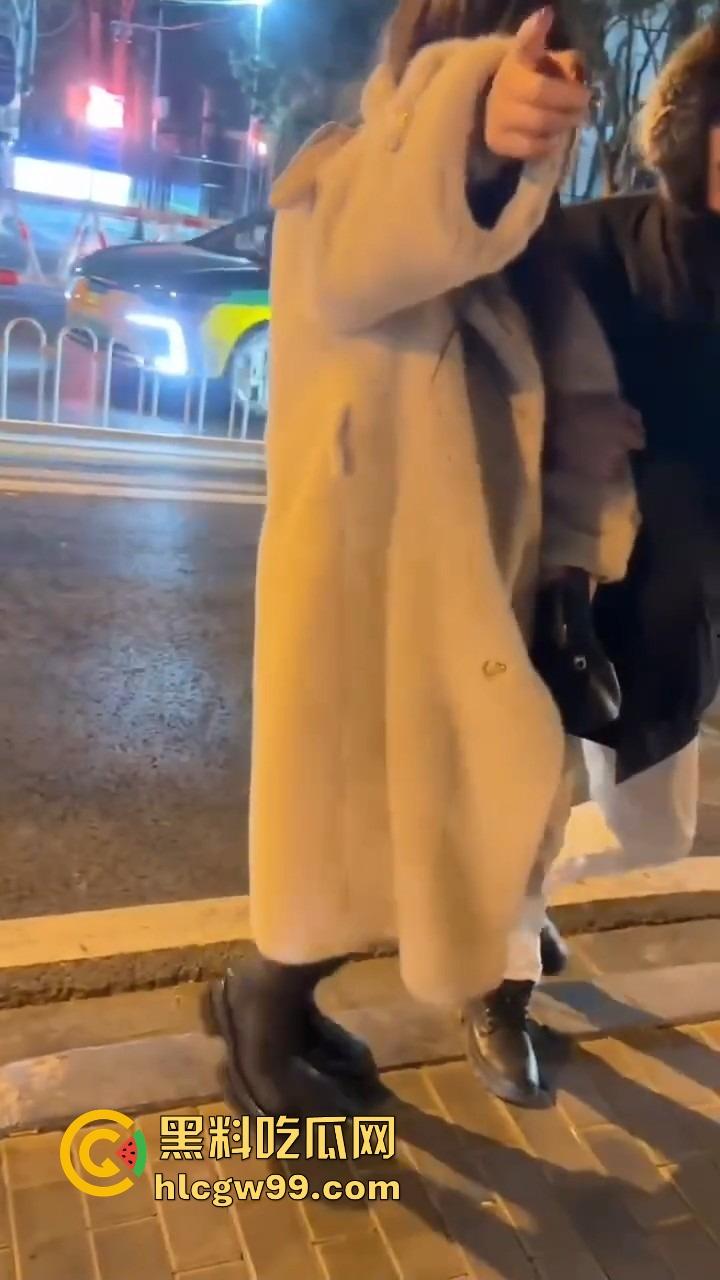 北京三里屯深夜捡尸大队，不扶奶奶过马路，专捡喝趴的光腿妹子，扶得走就扶上三蹦子一抬直接送走！-4