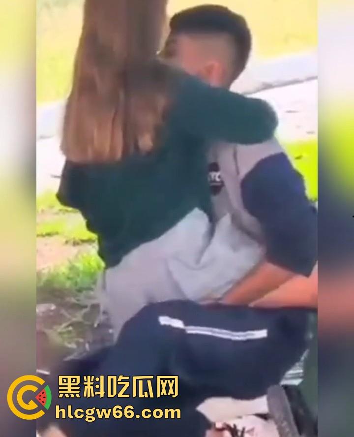 青青绿地 情侣早发情 偷拍学生党校园草坪性爱 春天还真是万物复苏的季节-8