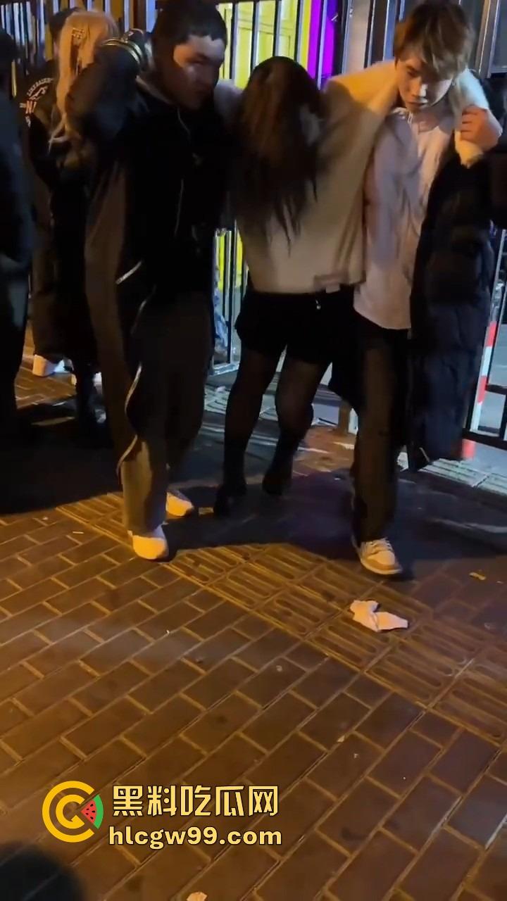 北京三里屯深夜捡尸大队，不扶奶奶过马路，专捡喝趴的光腿妹子，扶得走就扶上三蹦子一抬直接送走！-6
