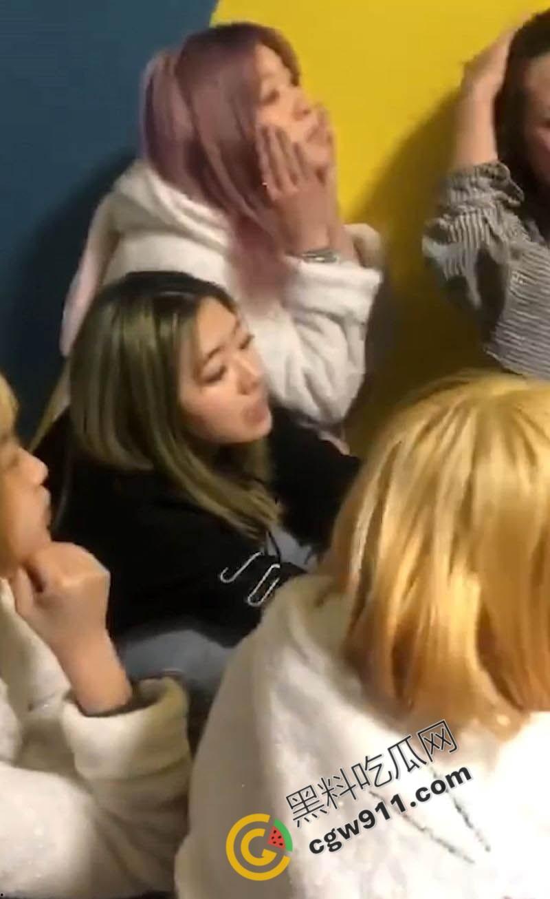 沈阳嫩妹王佳颖诱惑他人男友被一群精神小妹折磨！裸露尖叫，绝望哭喊，画面刺激且撩人-4