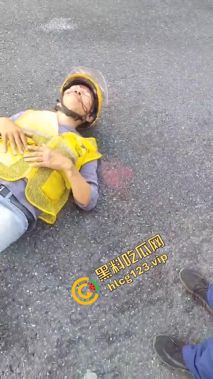 广州海珠区车祸惨烈，外卖小哥血溅当场，车子翻得都认不出来！-5