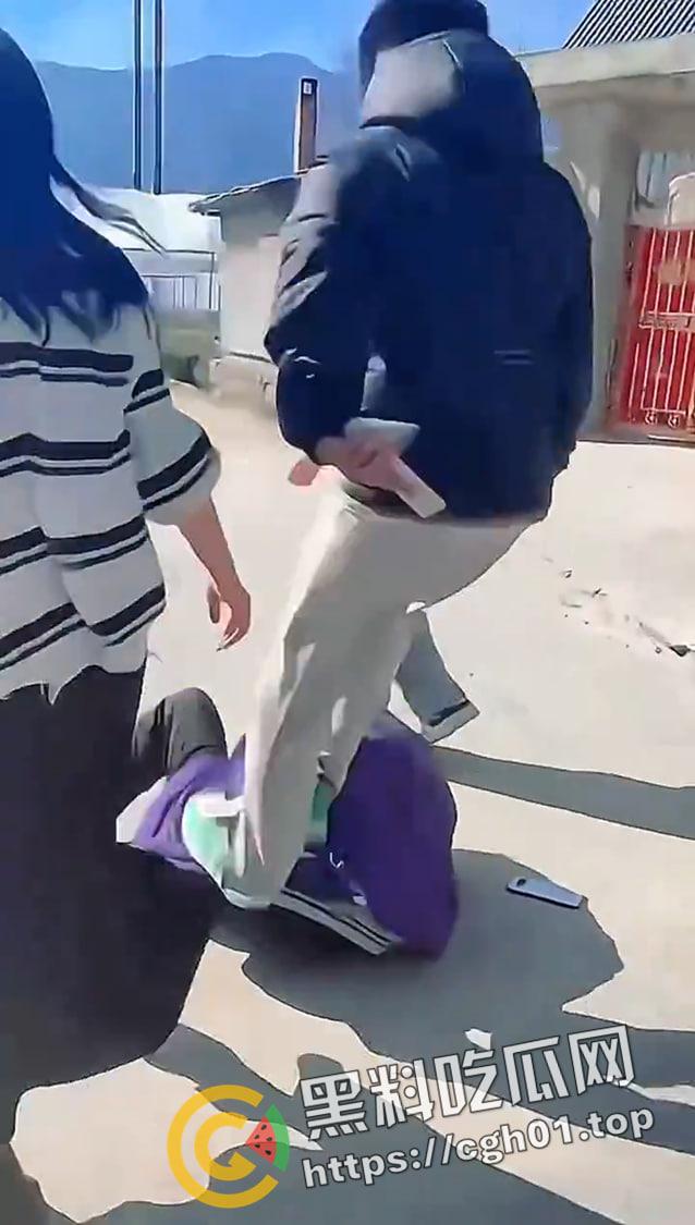 儿子被打 父亲让警察拦着不让回家？四川凉山霸凌事件   愤怒民众包围警察局-2