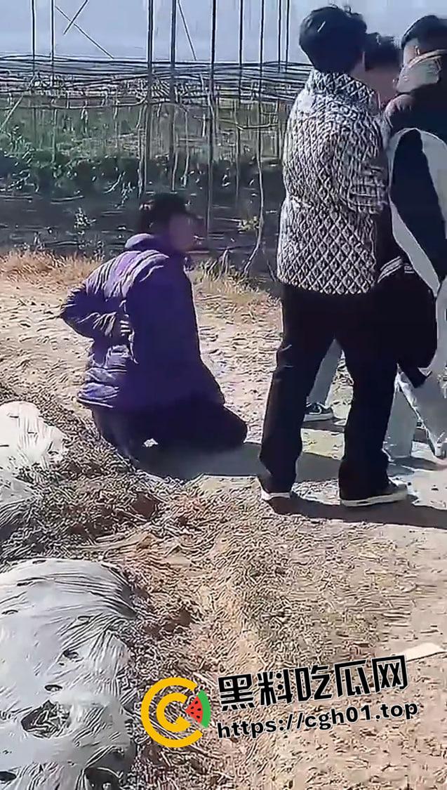 儿子被打 父亲让警察拦着不让回家？四川凉山霸凌事件   愤怒民众包围警察局-4