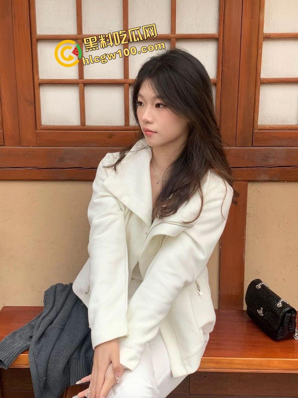 大学辍学的反差骚鸡精盆母狗【林依倩】大哥包养各种调教爆操，风油精涂逼SM操到痉挛抽搐！-2