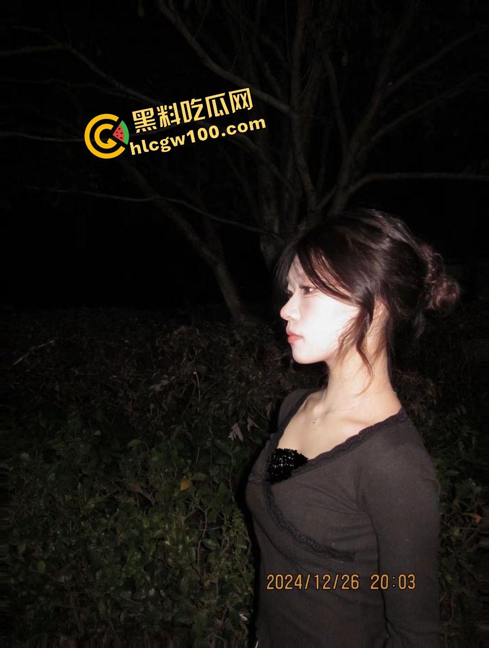 大学辍学的反差骚鸡精盆母狗【林依倩】大哥包养各种调教爆操，风油精涂逼SM操到痉挛抽搐！-3