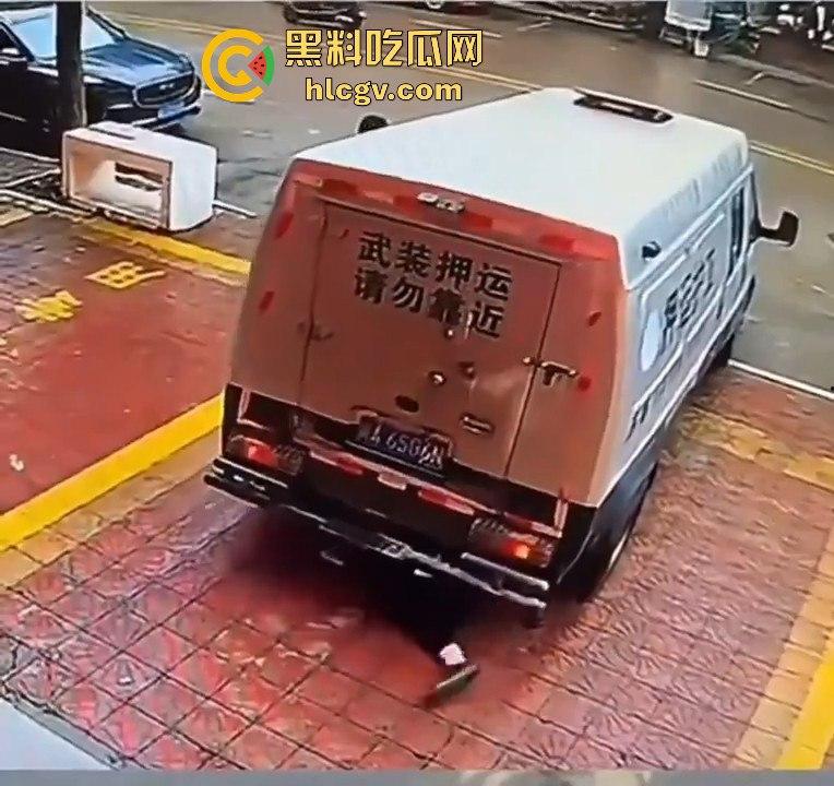 运钞车倒车时竟把自己人压到车底,万幸无大碍!-8