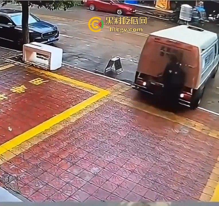 运钞车倒车时竟把自己人压到车底,万幸无大碍!-9
