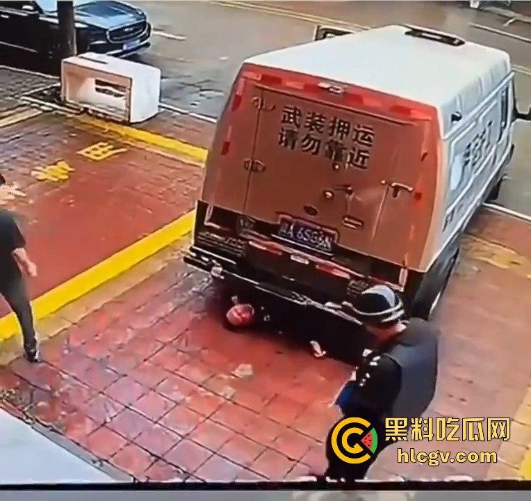 运钞车倒车时竟把自己人压到车底,万幸无大碍!-13