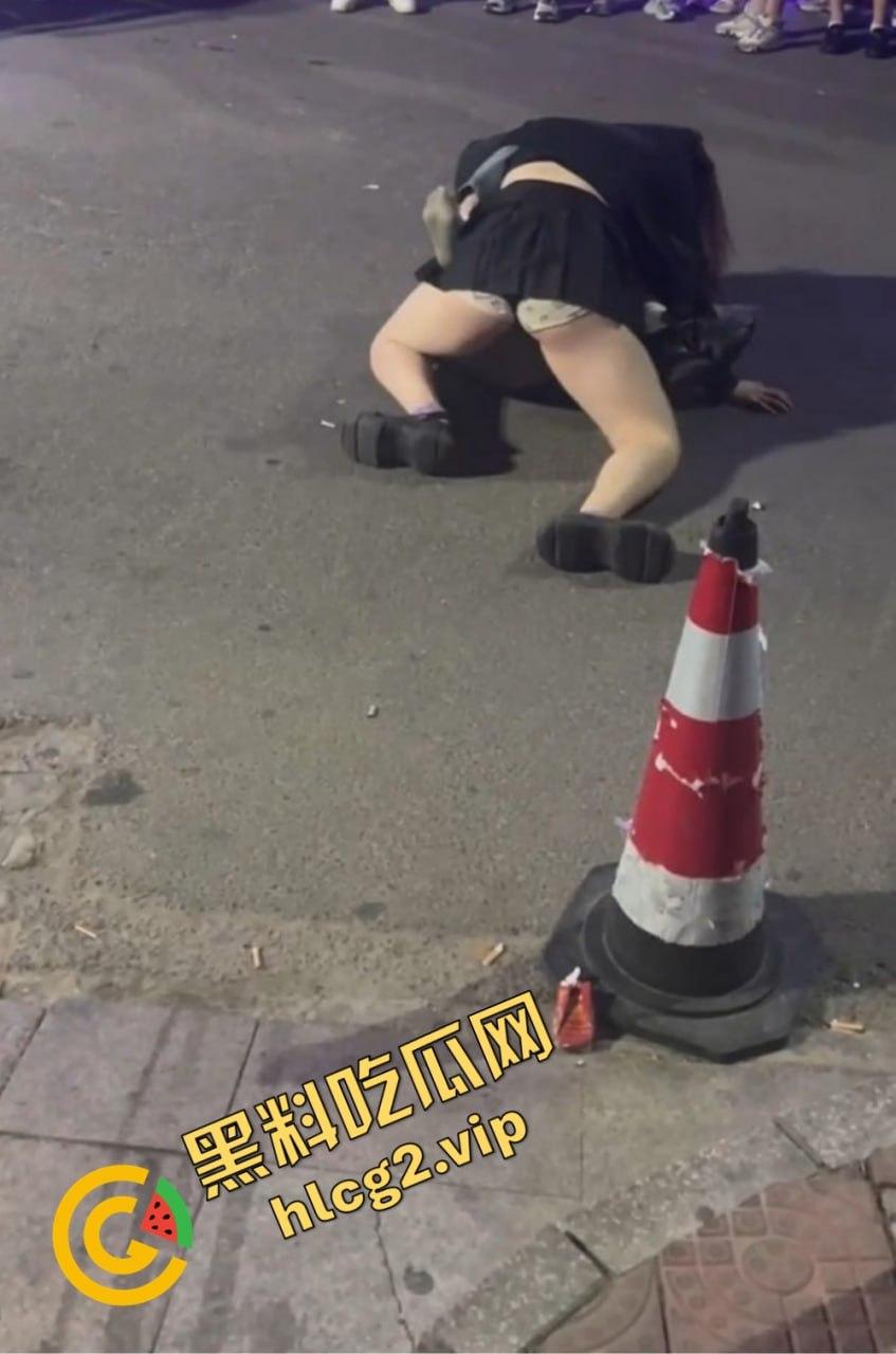 北京工体坦克大战黄毛细狗，全程碾压毫无还手之力，细狗惨被三角绞！-6