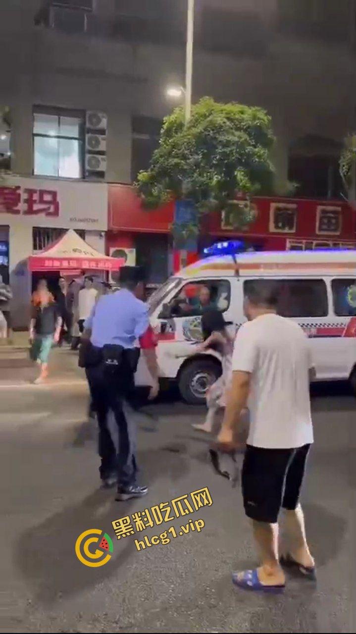 逆了苍天！重庆龙湖美岸 惊现疯癫女！与警察玩捉人游戏！爆笑现场！-1