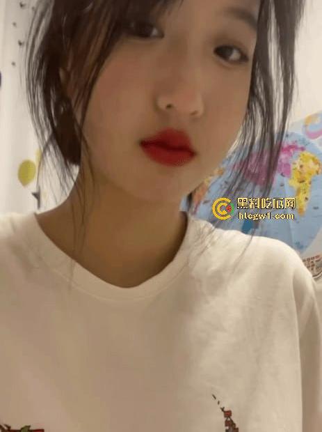 西安外事学院猛料！女大学生『范雯』上课开摄像头直播啪啪，爱操B不爱上课，视频被全班录疯传！-1