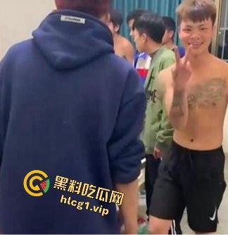 四川凉山纹身精神小伙持酒瓶钢管狠揍同学，血腥场面吓坏网友！-1