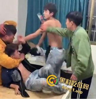 四川凉山纹身精神小伙持酒瓶钢管狠揍同学，血腥场面吓坏网友！-3