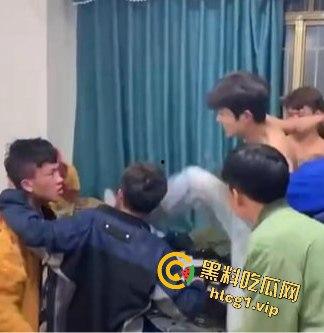 四川凉山纹身精神小伙持酒瓶钢管狠揍同学，血腥场面吓坏网友！-5