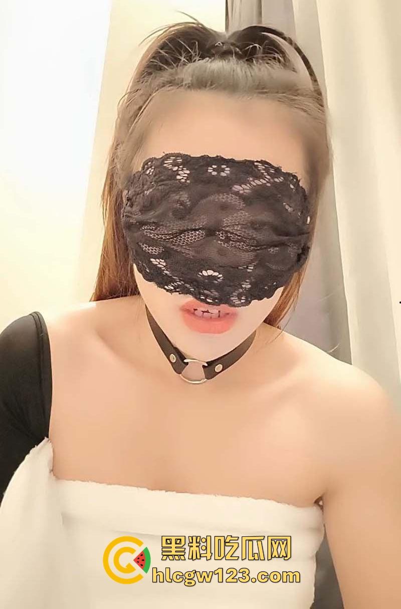 极品淫荡少妇 4男一女蒙面群P名场面 酒店性爱直播 骑乘舔屌淫声不断！-1