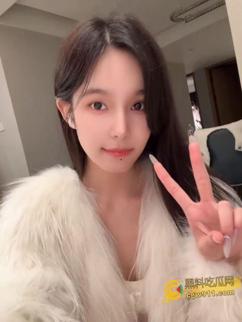 郑州科技学院音乐舞蹈系【冯佩霞】，背着男友私下约会金主，耀眼的女神竟是随意玩弄的泄欲工具！-1