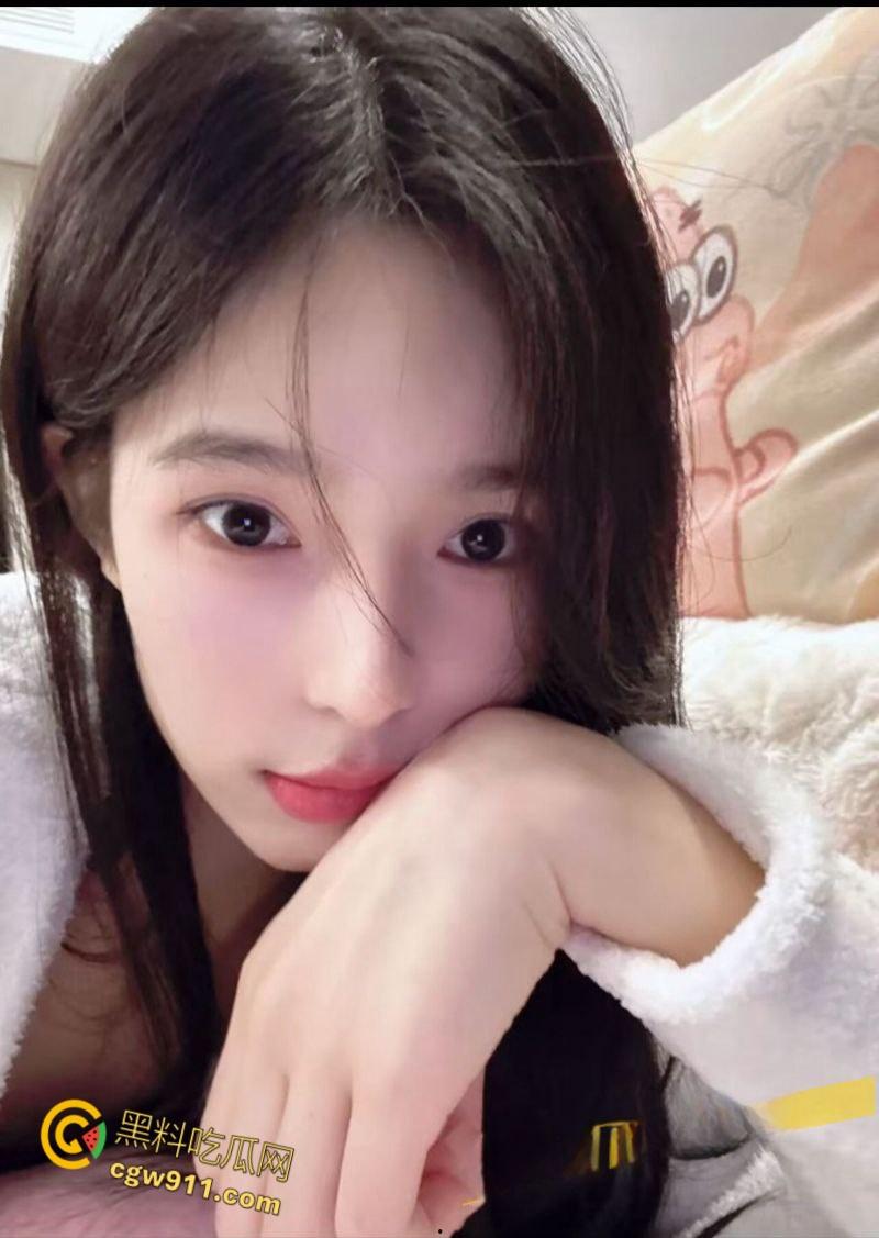 郑州科技学院音乐舞蹈系【冯佩霞】，背着男友私下约会金主，耀眼的女神竟是随意玩弄的泄欲工具！-2