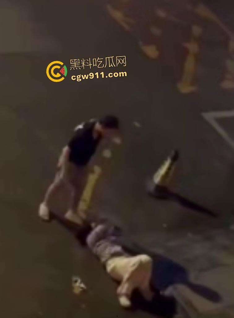 广西南宁情侣夜晚扰民，女友疯魔石头砸豪车，男友坐地被一脚踢喉管倒地，女友还补刀狂踹，不踢死不罢休！-1