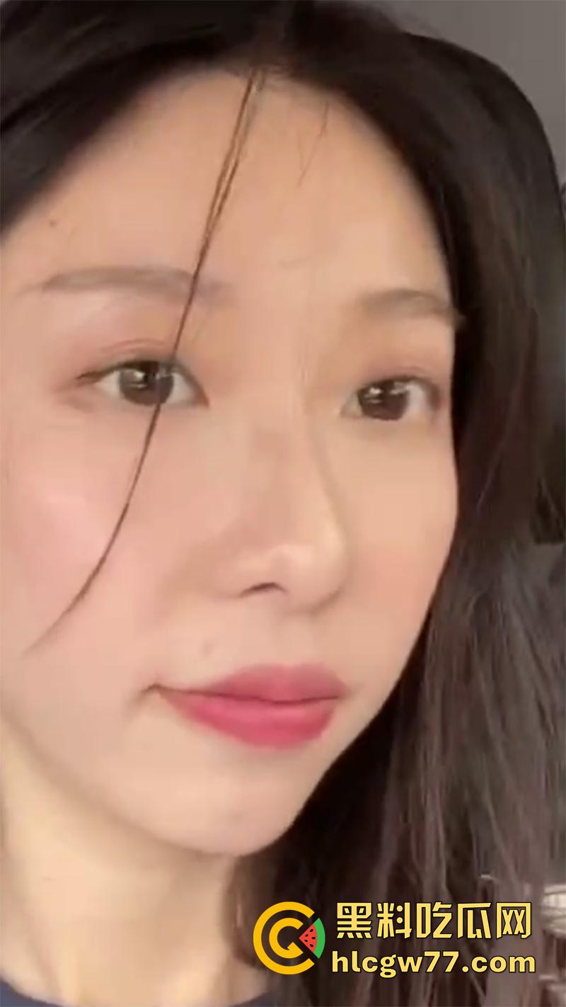 俩孩辣妈出轨偷情，河北邯郸气质少妇张津津，平时高冷女神，到床上竟然可以口交毒龙！-1