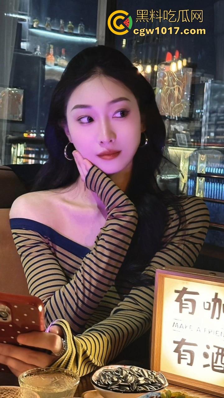 重金拿下高颜值中国舞老师，私下淫荡到巅峰女神变顶级精盆，黑丝长腿翘臀高撅，粉嫩白虎紧穴湿漉漉！-4