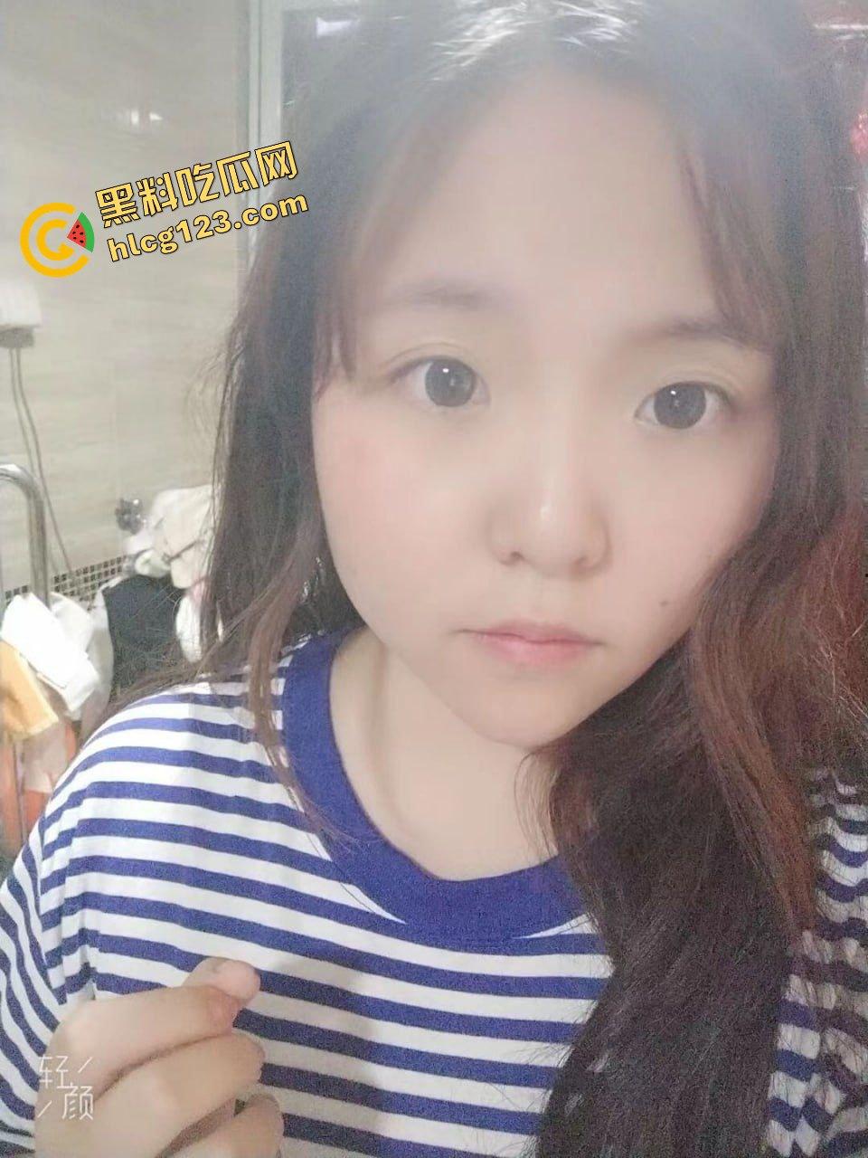 武汉眼镜反差妹床照流出！骚得彻底，但素颜照真实到吓人！-7